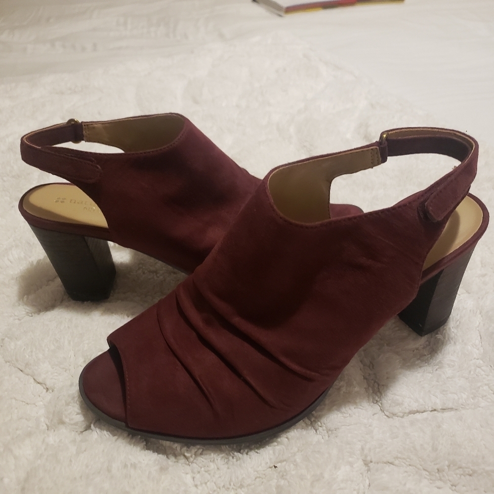 NATURALIZER BURGUNDY SUEDE HEELS..SIZE:8M